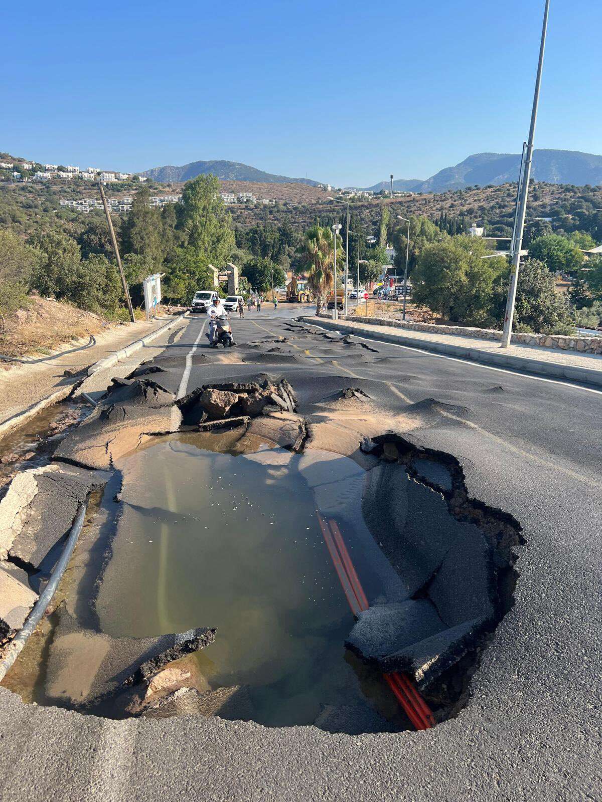 Bodrum Bayrama Susuz Giriyor: Peş Peşe Patlayan Hatlar Denizin Rengini Kahverengiye Çevirdi 7